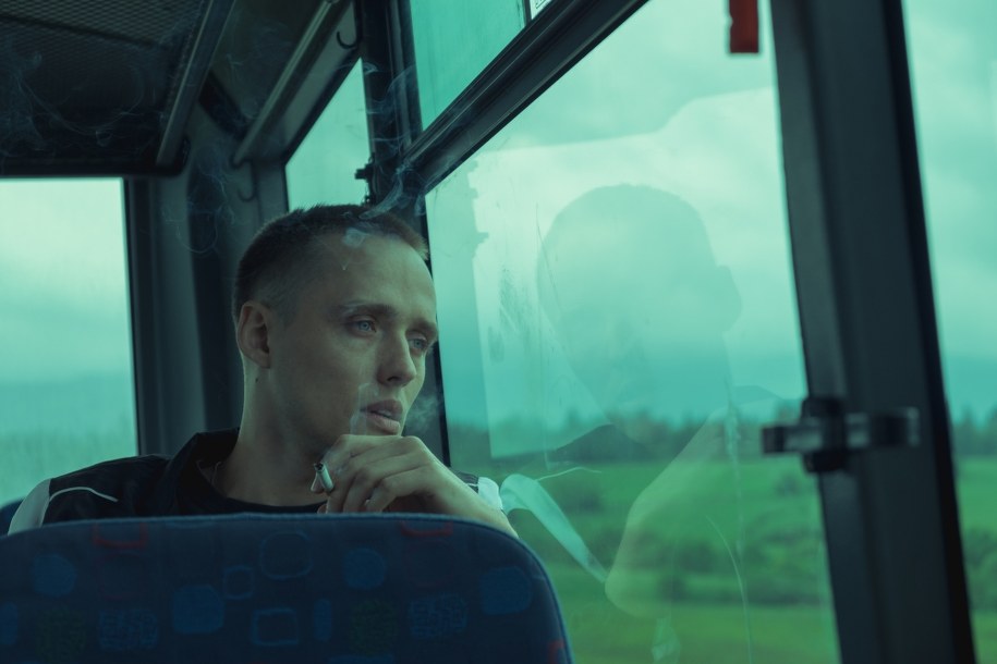 Bartosz Bielenia na planie "Bożego ciała" Jana Komasy /fot. Andrzej Wencel © Aurum Film /Materiały prasowe