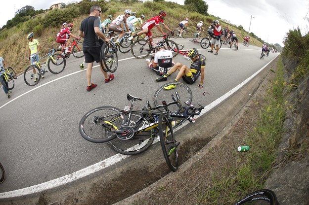 Bartosz Huzarski (po prawej) brał udział w kraksie po dziesiątym kilometrze 10. etapu Vuelta a Espana /JAVIER LIZON /PAP/EPA