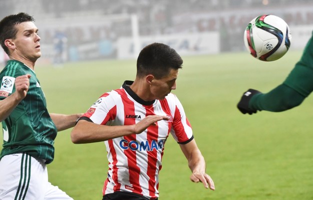 Bartosz Kapustka (P) z Cracovii i Paweł Zieliński (L) ze Śląska Wrocław /PAP/Jacek Bednarczyk /PAP