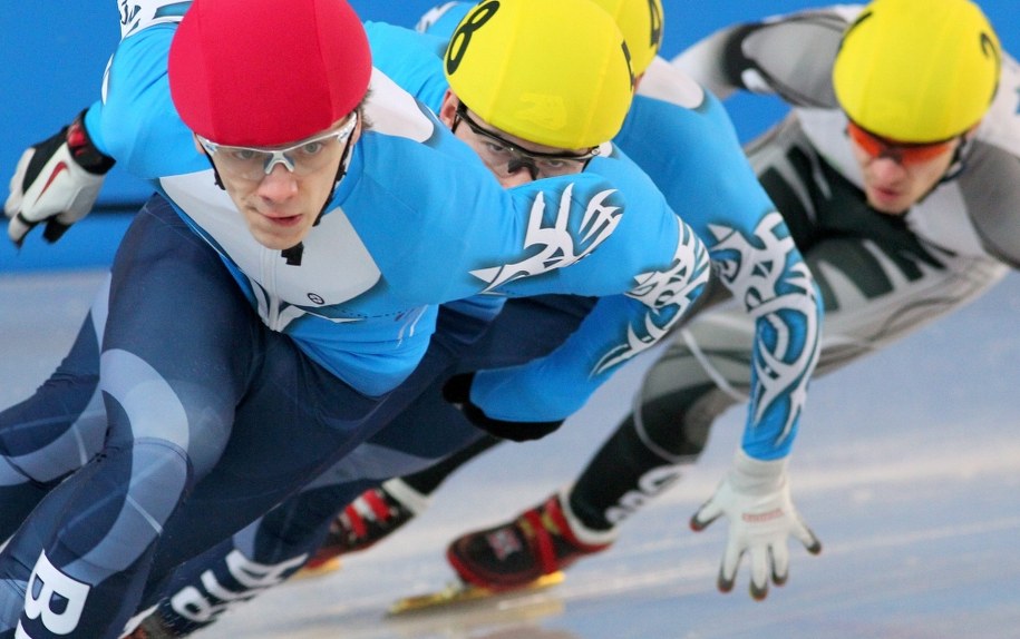 Bartosz Konopko w półfinałowym biegu na 1000 m podczas mistrzostw Polski w short tracku w Elblągu /Tomasz Waszczuk /PAP