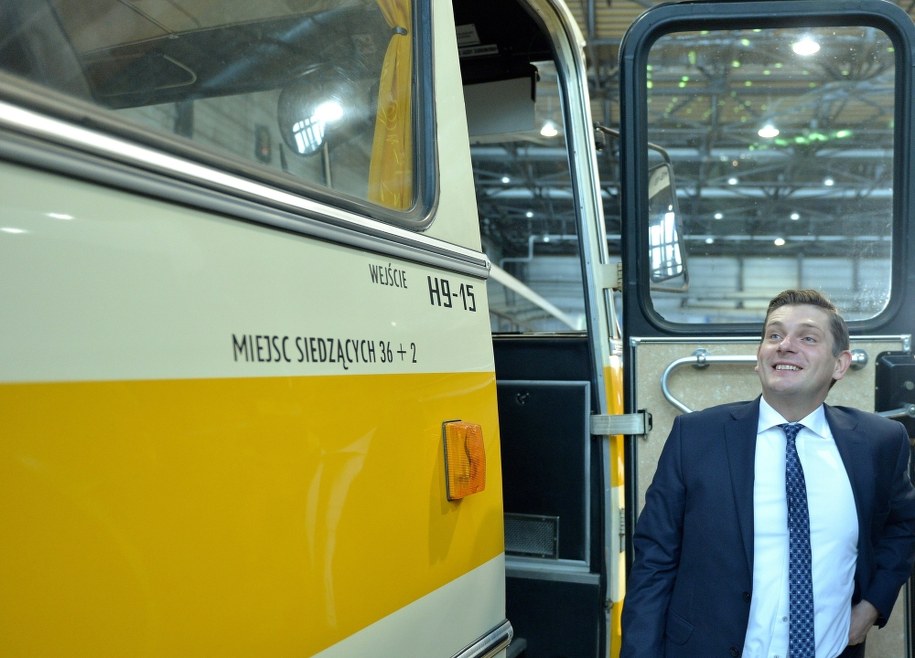 Bartosz Kownacki w fabryce autosanu /Darek Delmanowicz /PAP