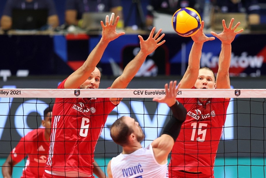 Bartosz Kurek i Jakub Kochanowski oraz Serb Marko Ivovic w meczu grupy A siatkarskich mistrzostw Europy (Kraków, 4 września) /	Łukasz Gągulski /PAP