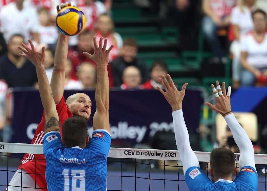 Bartosz Kurek w ataku /Andrzej  Grygiel /PAP