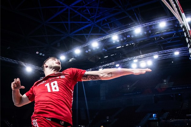 Bartosz Kwolek w czasie ataku w meczu z Australią /fivb /