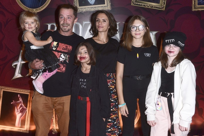 Bartosz Obuchowicz wraz z rodziną na premierze "Rodziny Addamsów" w 2019 roku /Andras Szilagyi /MWMedia