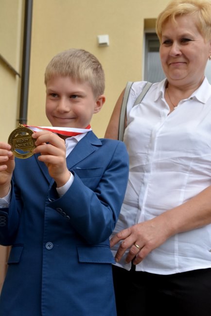 Bartosz z medalem "Młody bohater" /MSWiA /