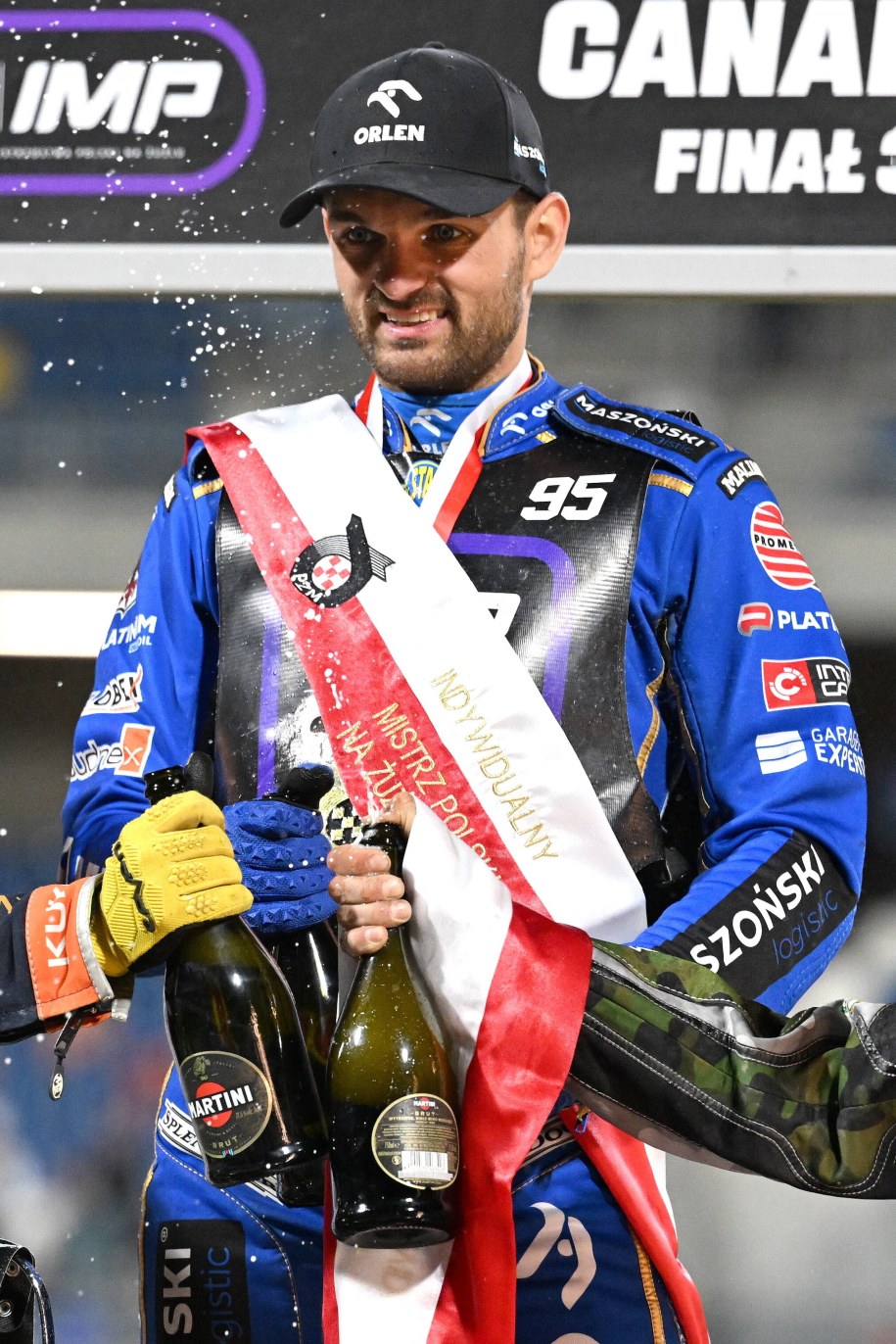 Bartosz Zmarzlik po raz trzeci w karierze został żużlowym mistrzem świata /Tytus Żmijewski /PAP