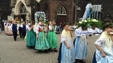 Barwna procesja Bożego Ciała w Lipinach. "Baby w białych jaklach"