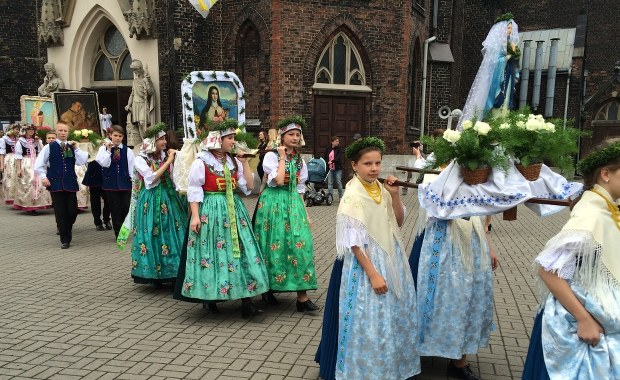 Barwna procesja Bożego Ciała w Lipinach. "Baby w białych jaklach"