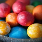 Barwniki do jajek w niskich cenach. Gdzie kupić najtaniej na Wielkanoc