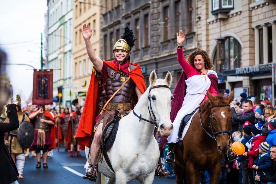 Barwny korowód na rozpoczęcie obchodów imienin ulicy Święty Marcin w Poznaniu /Marek Zakrzewski /PAP