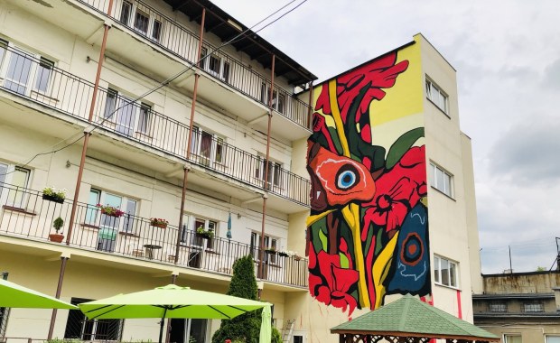 Barwny mural na ścianie łódzkiego DPS-u. "W jesienne dni będzie wnosił powiew lata i wiosny"