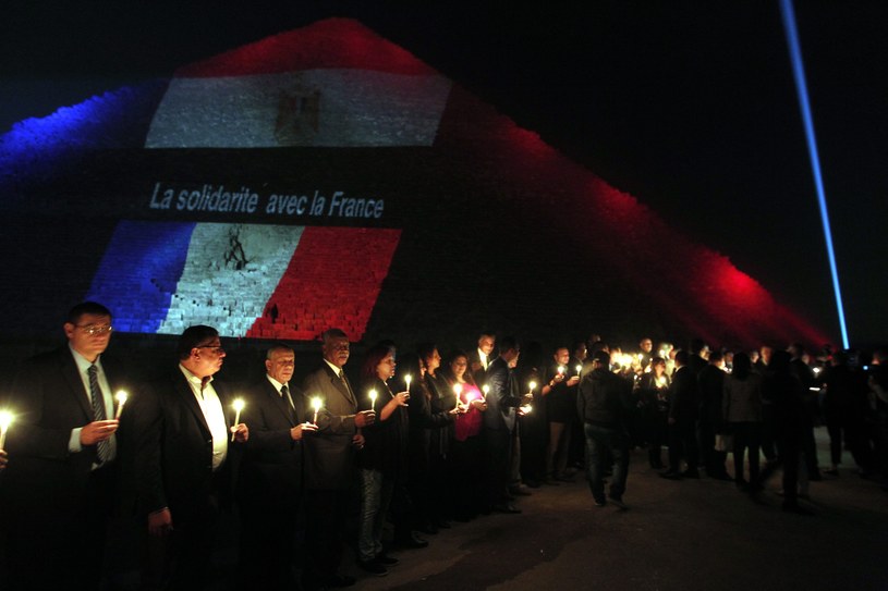 Barwy narodowe Francji, Libanu i Rosji na piramidzie Cheopsa /PAP/EPA