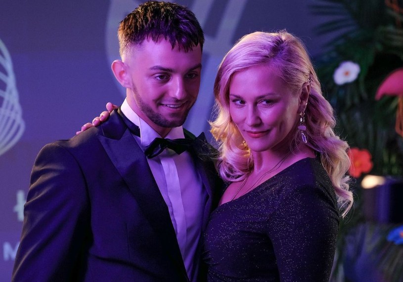 "Barwy szczęścia": chętnie pochwali się młodym kochankiem! Co na to Mirek?