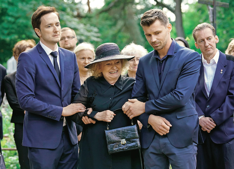 "Barwy szczęścia": Podczas pogrzebu Władek i Darek odciągną na bok zrozpaczoną Mariannę, gdy ta zacznie awanturować się z Tomalową /Świat Seriali