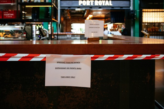 Bary i restauracje niedostępne dla klientów w czasie pandemii / 	Albert Zawada /PAP