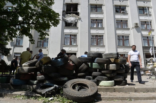 Barykada przed zniszczonym budynkiem w Ługańsku /VALENTINA SVISTUNOVA /PAP/EPA