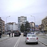 Barykady w Mitrovicy. Serbska armia w stanie najwyższej gotowości 