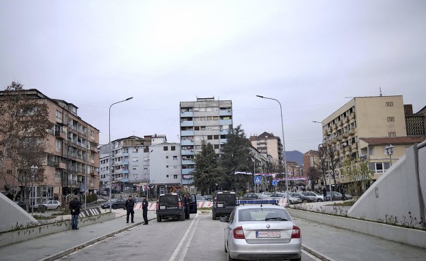 Barykady w Mitrovicy. Serbska armia w stanie najwyższej gotowości 