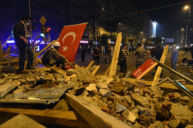 Barykady wziesiono na głównej alei prowadzącej do placu Taksim /ERDEM SAHIN /PAP/EPA