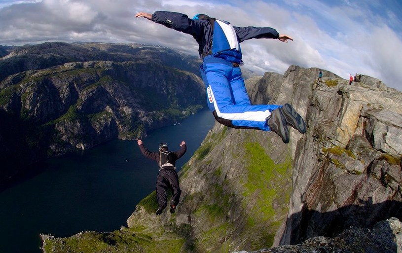 BASE jumping to gratka dla łowców adrenaliny /Wikimedia Commons /materiały prasowe