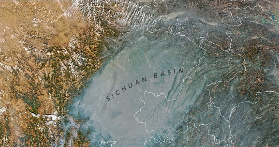 Basen Syczuański wypełniony smogiem /NASA Earth Observatory /NASA