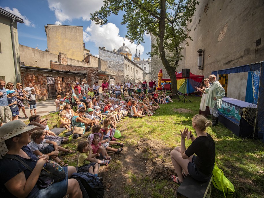 Baśniowa Piotrkowska w Pasażu Róży - jest propozycją plenerową dla najmłodszych widzów /lodz.pl /Materiały prasowe