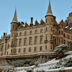 Baśniowy zamek nad brzegiem morza. Przypomina francuskie zabytki nad Loarą