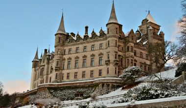 Baśniowy zamek nad brzegiem morza. Przypomina francuskie zabytki nad Loarą