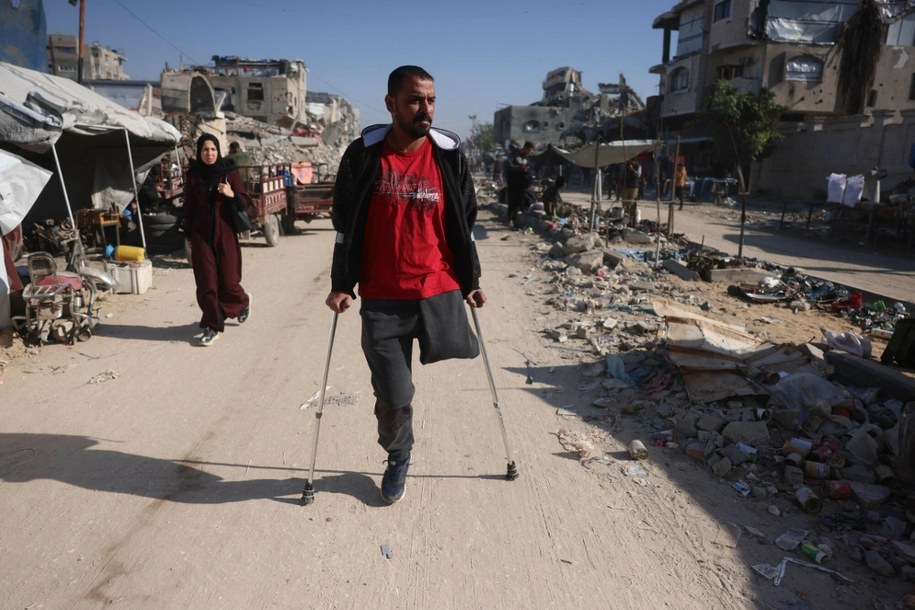 Bassam Omar Shaheen stracił nogę w trakcie izraelskiego ataku 3 listopada 2023 roku /BASHAR TALEB/AFP/East News /East News