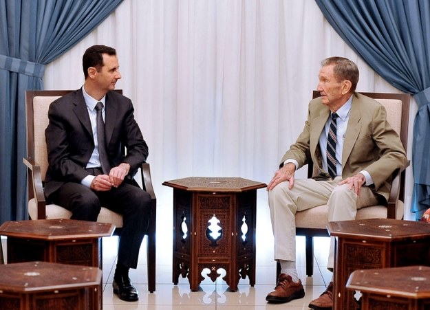 Baszar el-Asad podczas spotkania z byłym amerykańskim prokuratorem generalnym Ramsey'em Clarkiem. /SANA HANDOUT /PAP/EPA