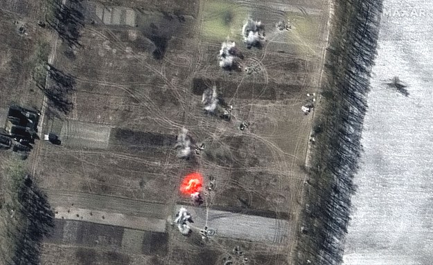 Batalion artylerii w pobliżu lotniska Antonov /MAXAR TECHNOLOGIES HANDOUT /PAP/EPA