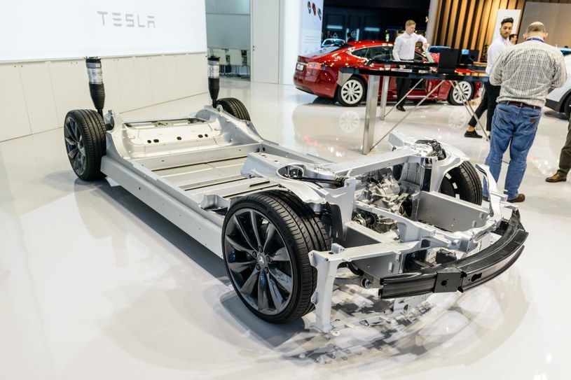 Baterie do aut elektrycznych to rosnący rynek. Unia nie chce dać się zdominować Chinom /Getty Images