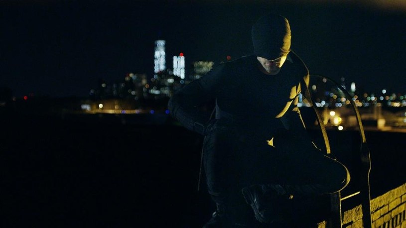Batman z Bromley przypomina bardziej postać Daredevila niż Mściciela z Gotham (kadr z serialu "Daredevil") /materiały prasowe