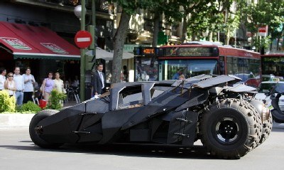 Batman zawsze miał czym jeździć - auto z filmu "Batman - Początek" /AFP