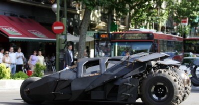 Batman zawsze miał czym jeździć - auto z filmu "Batman - Początek" /AFP