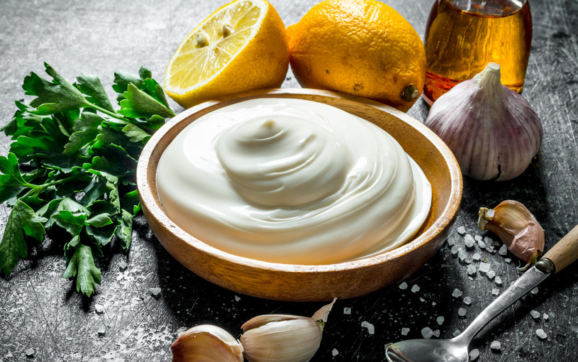 Baw się recepturą domowego majonezu, by w prosty sposób przyrządzić ulubiony sos /123RF/PICSEL