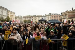 Bawimy się na Rynku Głównym w czasie VII Ogólnopolskiego Śpiewania Biało-Czerwonych Przebojów