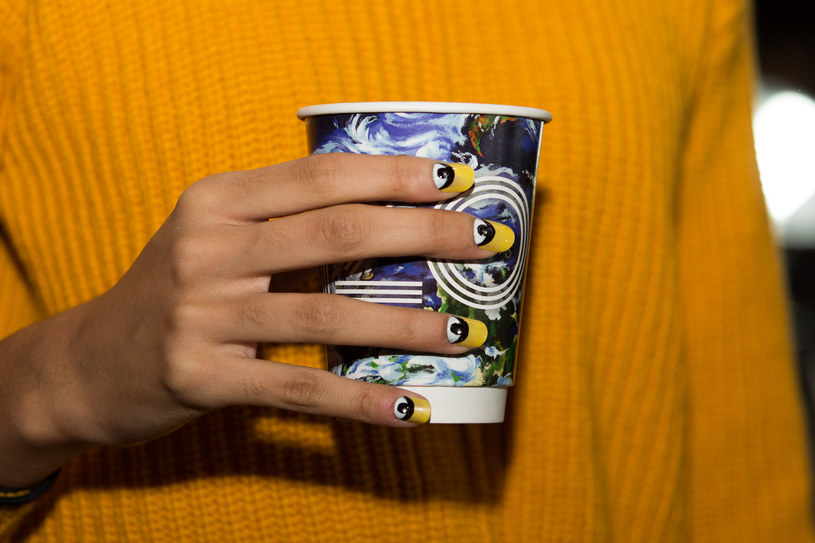 Bazą dla paznokci w stylu Kenzo są odważne kolory – różowy, niebieski, pomarańczowy i żółty /materiały prasowe