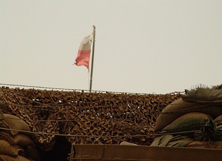 Baza Echo w Diwanijji, wrzesień 2008. Flaga jeszcze wisi nad obozem.../fot. Marcin Ogdowski /