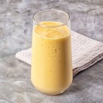 Baza jest kefir i siemię lniane. Zrób sycący koktajl na zdrowe jelita i szybszy metabolizm