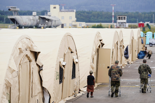 Baza w Ramstein, namioty ewakuowanych z Afganistanu /UWE ANSPACH /PAP/EPA