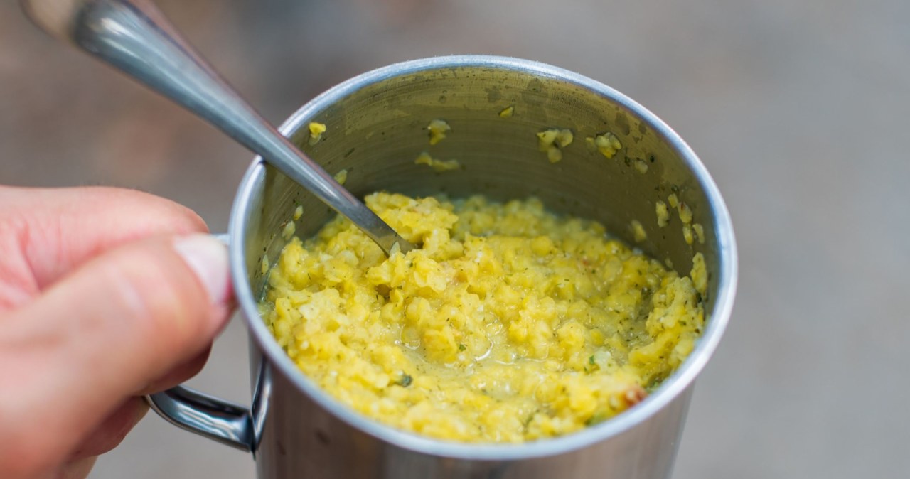 Bazą zdrowego śniadania na słono mogą być płatki owsiane ugotowane na wodzie z dodatkiem kurkumy /kornyeyeva /123RF/PICSEL