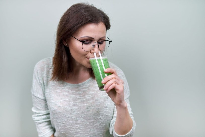 Bazę pożywnego smoothie według przepisu eksperta stanowią kefir, masło orzechowe i kakao /123RF/PICSEL