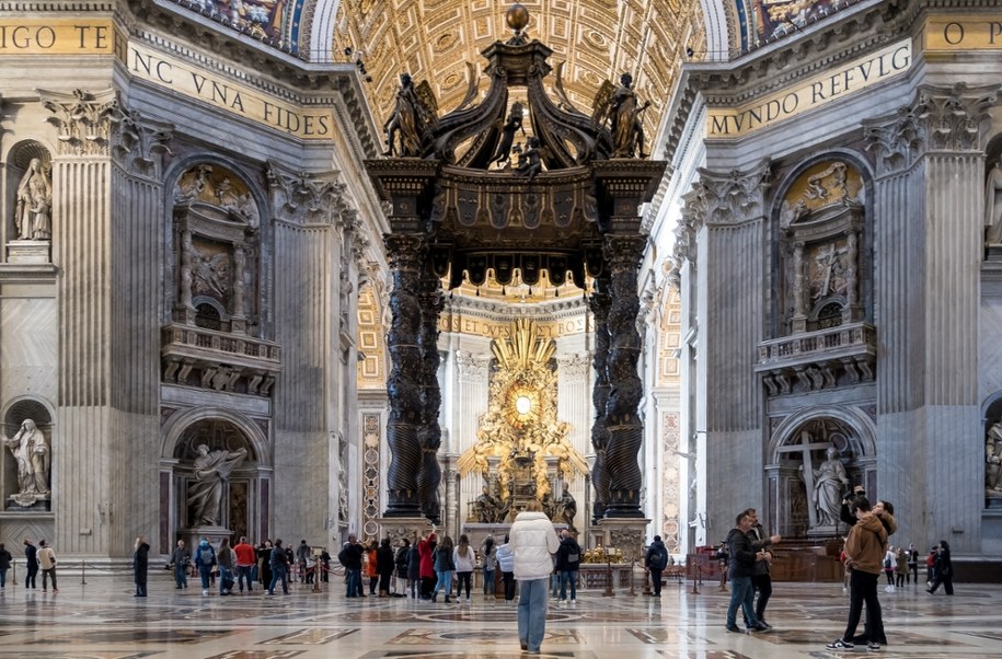 Bazylika św. Piotra w Watykanie, Baldachim Gian Lorenza Berniniego z epoki baroku /Shutterstock