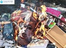 BBC informuje o spaleniu książek przez księży w Gdańsku