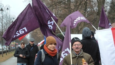 "Beata, drukuj ten wyrok". Kolejny dzień protestu ws. TK przed kancelarią premiera