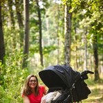Beata Sadowska gania z wózkiem po lesie