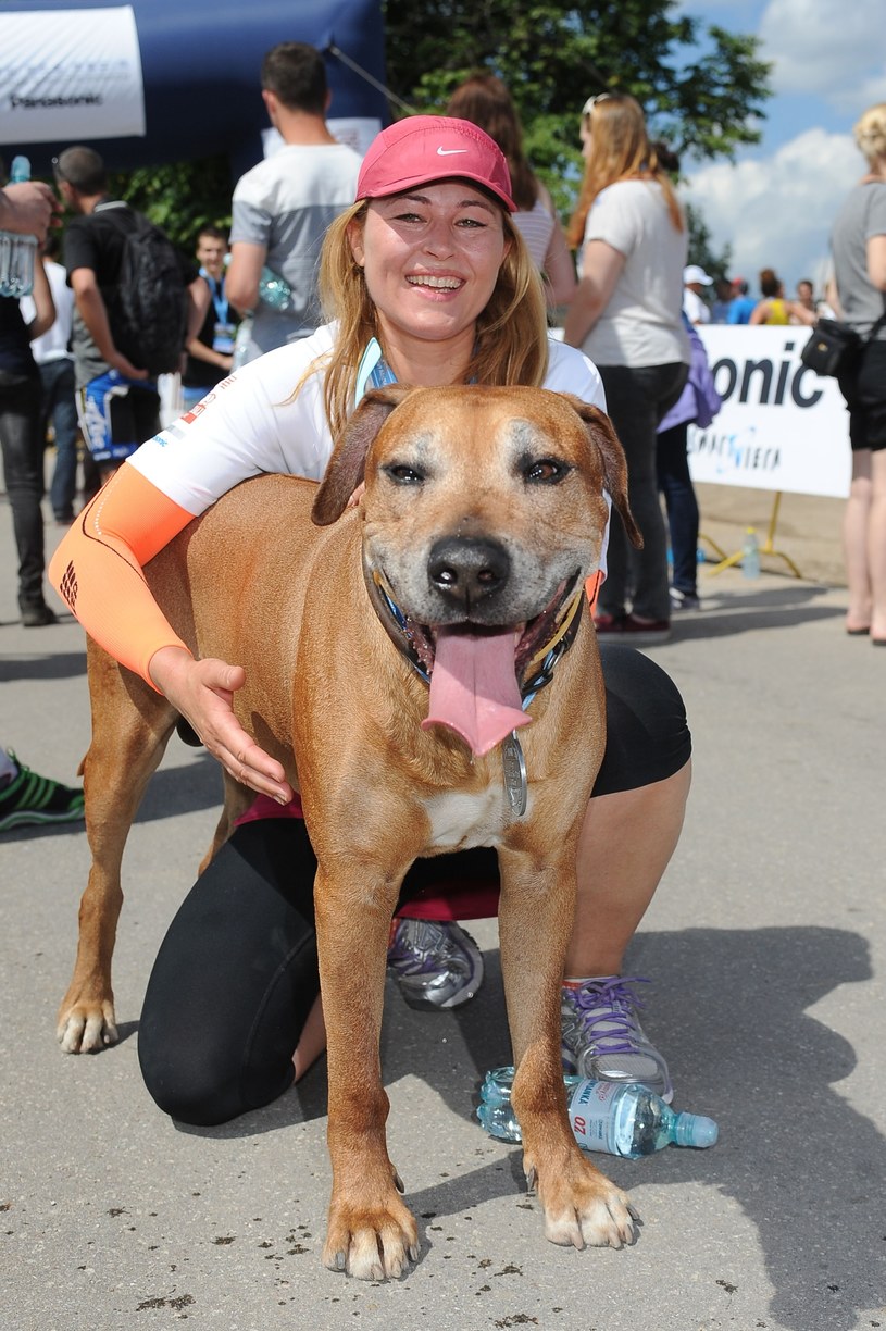 Beata Sadowska i jej rhodesian ridgeback "Momo" /Andras Szilagyi /MWMedia