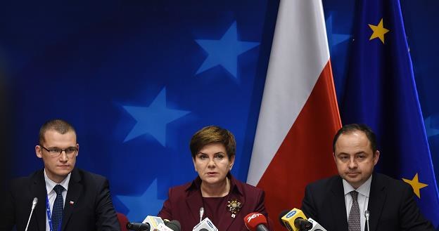 Beata Szydło (C), szefowa rządu, w unijnym anturażu na szczycie w Brukseli /PAP